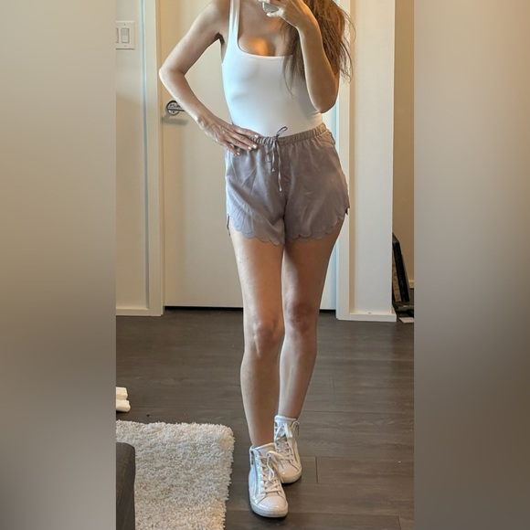 Shots with scalloped hem - Picture 2 of 4